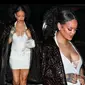 Rihanna mengenakan gaun putih mini dibalut mantel cokelat buaya di pesta makan malam ulang tahunnya yang ke-35. (Dok. Instagram/@favrobz/https://www.instagram.com/p/Co8BsU7Mmm-/)