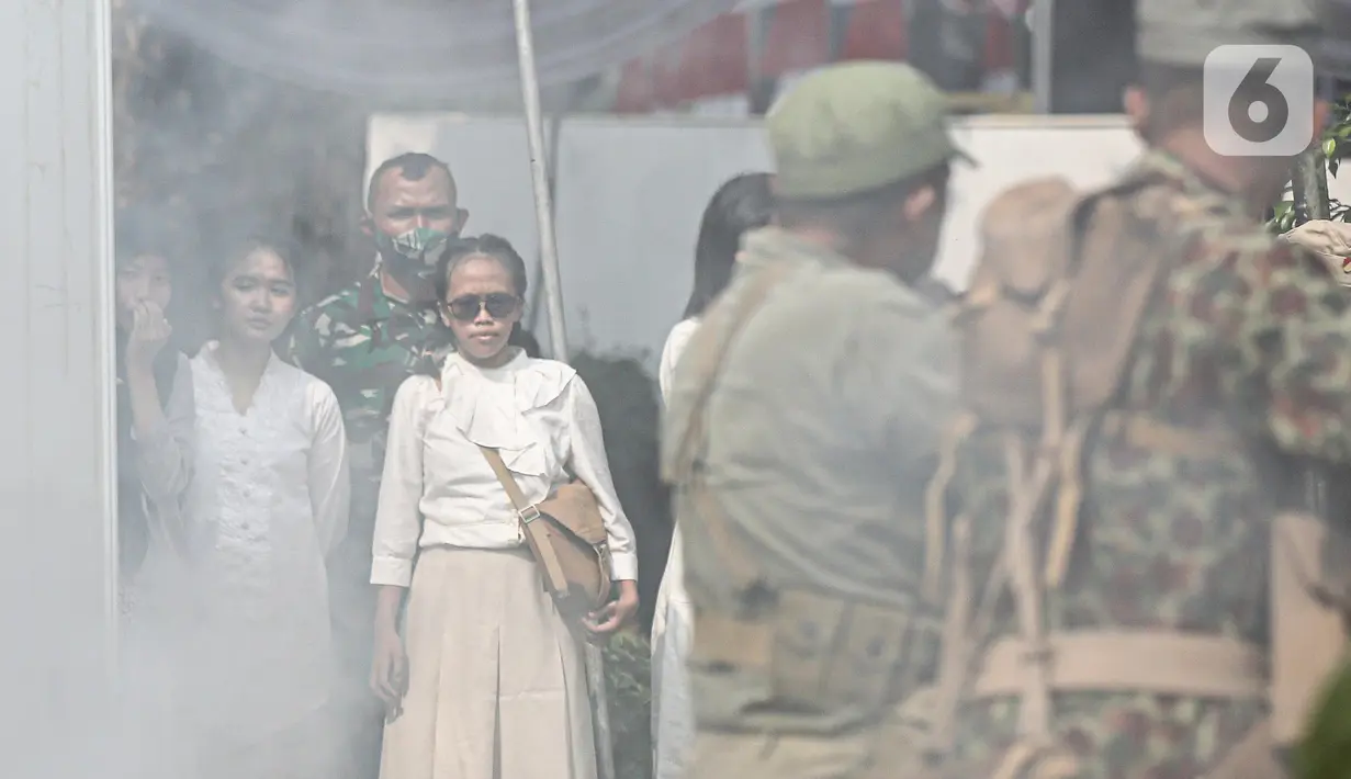 Warga menyaksikan pertunjukan sosiodrama "Reenactor Bangor" Gelora Bangsa di halaman Museum Naskah Proklamasi Jakarta, Selasa (16/8/2022). Pertunjukan tersebut merupakan salah satu rangkaian acara Napak Tilas Proklamasi dalam rangka menyambut HUT ke-77 Kemerdekaan Republik Indonesia (RI). (Liputan6.com/Faizal Fanani)