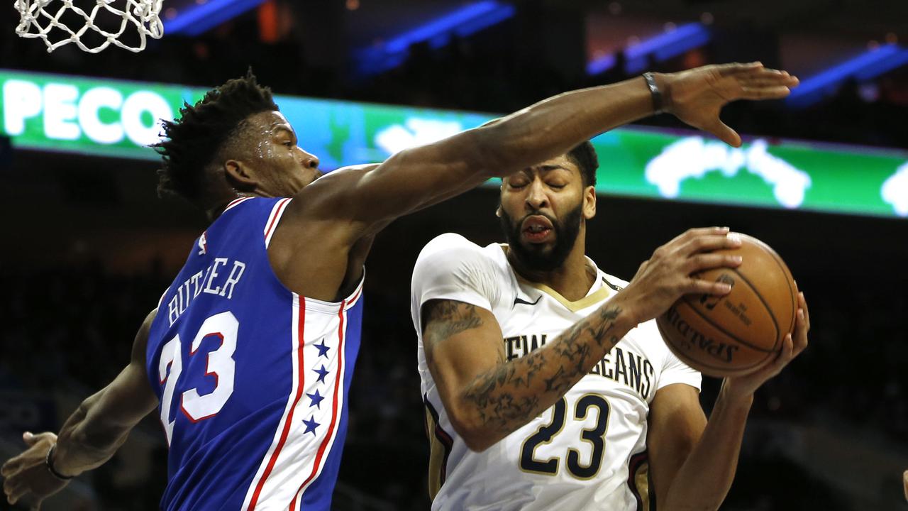Aksi Anthony Davis (baju putih) saat Pelicans melawan Sixers di ajang NBA