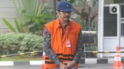 Mantan Ketua DPRD Tulungagung, Supriyono tiba untuk menjalani pemeriksaan di Gedung KPK, Jakarta, Selasa (7/1/2020). Supriyono diperiksa sebagai tersangka terkait dugaan menerima suap pengadaan barang dan jasa di Pemkab Tulungagung tahun anggaran 2018. (merdeka.com/Dwi Narwoko)