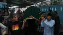 Jenazah Budi Anduk dibawa untuk disalatkan, Bekasi, Senin (11/1/2016). Komedian kelahiran 8 Februari 1968 itu menghembuskan nafas terakhir pada usia 47 tahun di Rumah Sakit Dharmais, Jakarta. (Liputan6.com/Herman Zakharia)