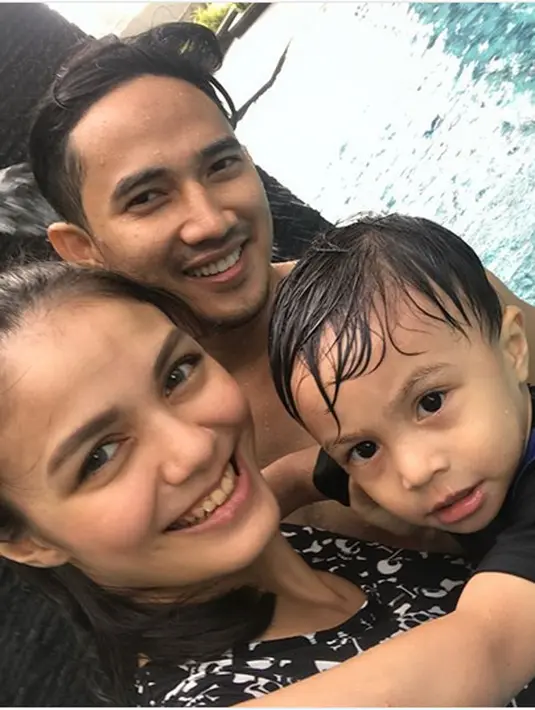 "ih ga malu yaaa... jadi istri ke-3 loh dia... 😱😨🙊 @ad33xxx lebih ga singkron kelakuan siapa ya? Katanya orang kaya, anak mantan kapolri, kok mau jadi istri ke3, udah 3 kali nikah pula 😂😂," lanjutnya. (Instagram/nadya_almira)