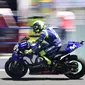 Aksi pembalap Movistar Yamaha, Valentino Rossi pada kualifikasi MotoGP Spanyol 2018 di Sirkuit Jerez. (JAVIER SORIANO / AFP)