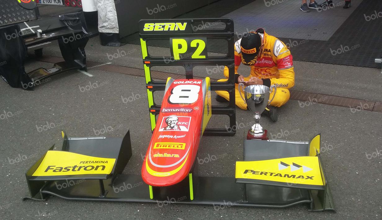 Ini merupakan podium pertama Sean Gelael sejak berkiprah di ajang GP2 musim ini. Sean membukukan catatan waktu 1 jam 18 menit 36,999 detik di Sirkuit Red Bull Ring, Austria, Sabtu (2/7/2016). (Bola.com/Reza Khomaini)