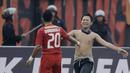 Seorang The Jakmania berlari untuk memeluk striker Persija, Bambang Pamungkas, usai laga melawan Mitra Kukar pada laga Piala Presiden di Stadion Manahan, Solo, Minggu, (4/2/2018). Persija menang 3-1 atas Mitra Kukar. (Bola.com/M Iqbal Ichsan)