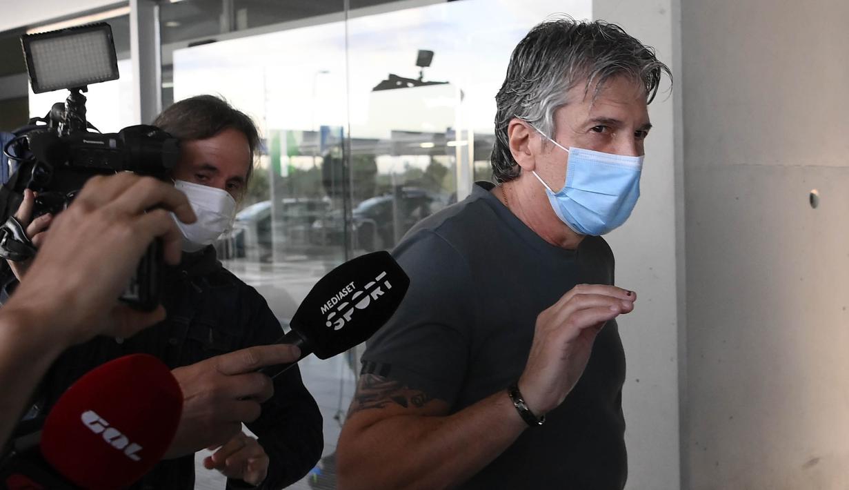 Ayah sekaligus agen Lionel Messi, Jorge Messi, tiba di Bandara, Barcelona, Rabu (2/9/2020). Kedatangan ayah Messi tersebut untuk membahas masa depan anak nya di Barcelona. (AFP/Lluis Gene)