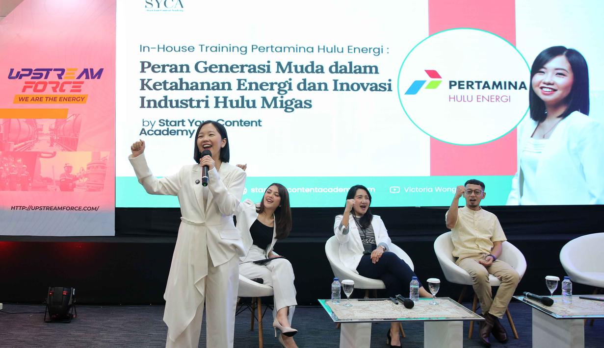 Founder of Start Your Content Academy, Victoria Wong, saat melakukan presentasi pada gelaran “Upstream Force We Are The Energy” di Auditorium Gedung Griya Legita, Lantai 3 Universitas Pertamina, Jakarta, Kamis (6/11/2025). (Fimela.com/Adrian Utama Putra)