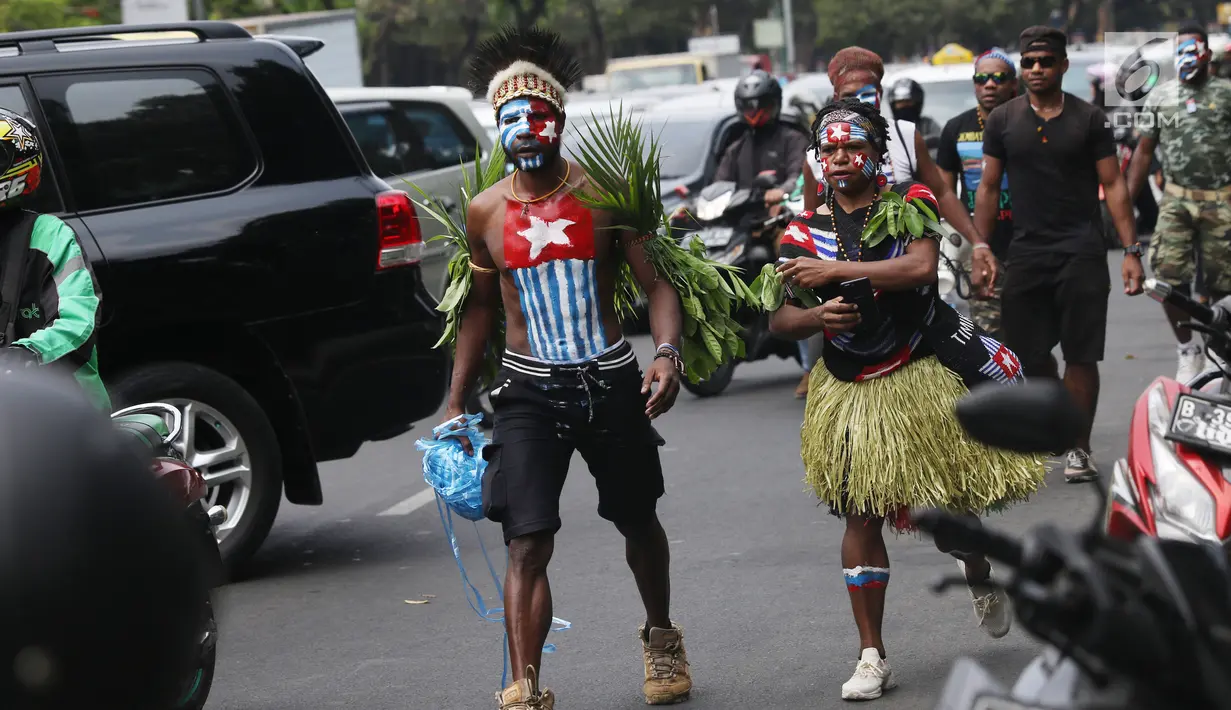 Mahasiswa Papua yang tergabung dalam Aliansi Mahasiswa Anti Rasisme, Kapitalisme, Kolonialisme, dan Militerisme berunjuk rasa di depan Istana Merdeka, Jakarta, Rabu (28/8/2019). Sejumlah mahasiswa terlihat melukis tubuh mereka dengan bendera Bintang Kejora. (Liputan6.com/Angga Yuniar)