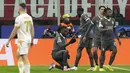 Pemain AC Milan merayakan gol yang dicetak oleh Rafael Leao ke gawang Red Star Belgrade pada laga Liga Champions 2024/2025 di San Siro, Milan, Italia, Kamis (12/12/2024) WIB. (AP Photo/Antonio Calanni)