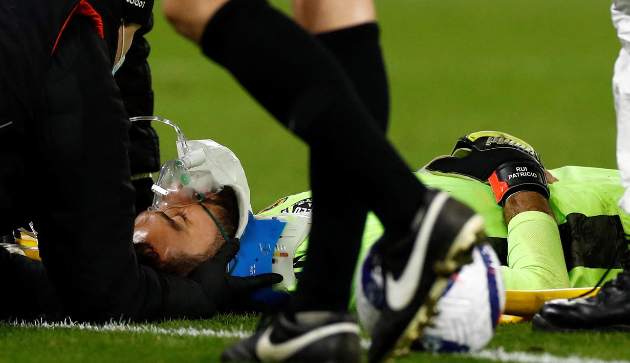 Akibat insiden itu sang kiper sempat tak sadarkan diri. (AFP/Jason Cairnduff)