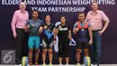 Duta Besar Australia untuk Indonesia, Paul Grigson (kiri) berfoto bersama empat atlet angkat besi Indonesia usai peluncuran kerjasama Elders dengan PB PABBSI di Kedubes Australia, Jakarta, Selasa(3/5/2016). (Liputan6.com/Helmi Fithriansyah)