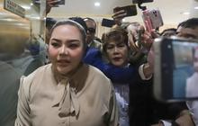 FOTO: Lisa Mariana Sambangi Mabes Polri, Jalani Tes DNA
