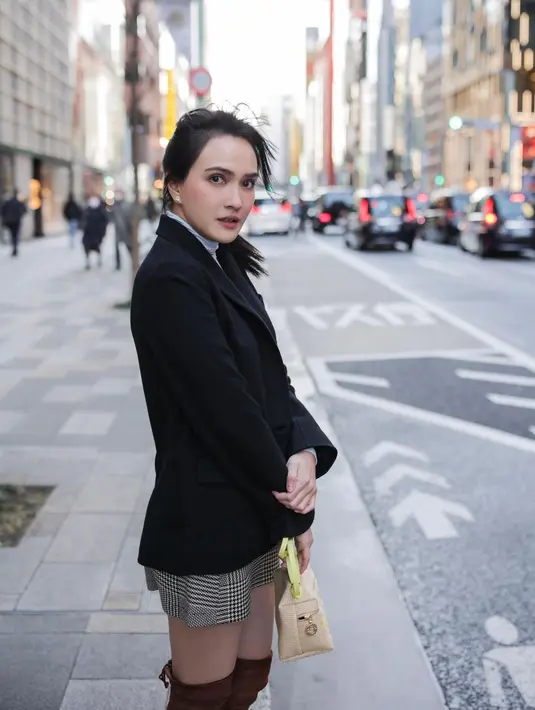 Pemain film 'Eiffel I'm In Love'  ini juga tampil dengan outfit layering atau berlapis untuk hangat. @shandyaulia.