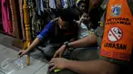 Pemprov DKI Jakarta melakukan razia rokok di salah satu mall di daerah Tanah Abang, Jakarta, Rabu (3/6/2015).  Atas kejadian ini Pemprov DKI Jakarta  memberikan peringatan pertama pada pengelola Mal. (Liputan6.com/Johan Tallo)