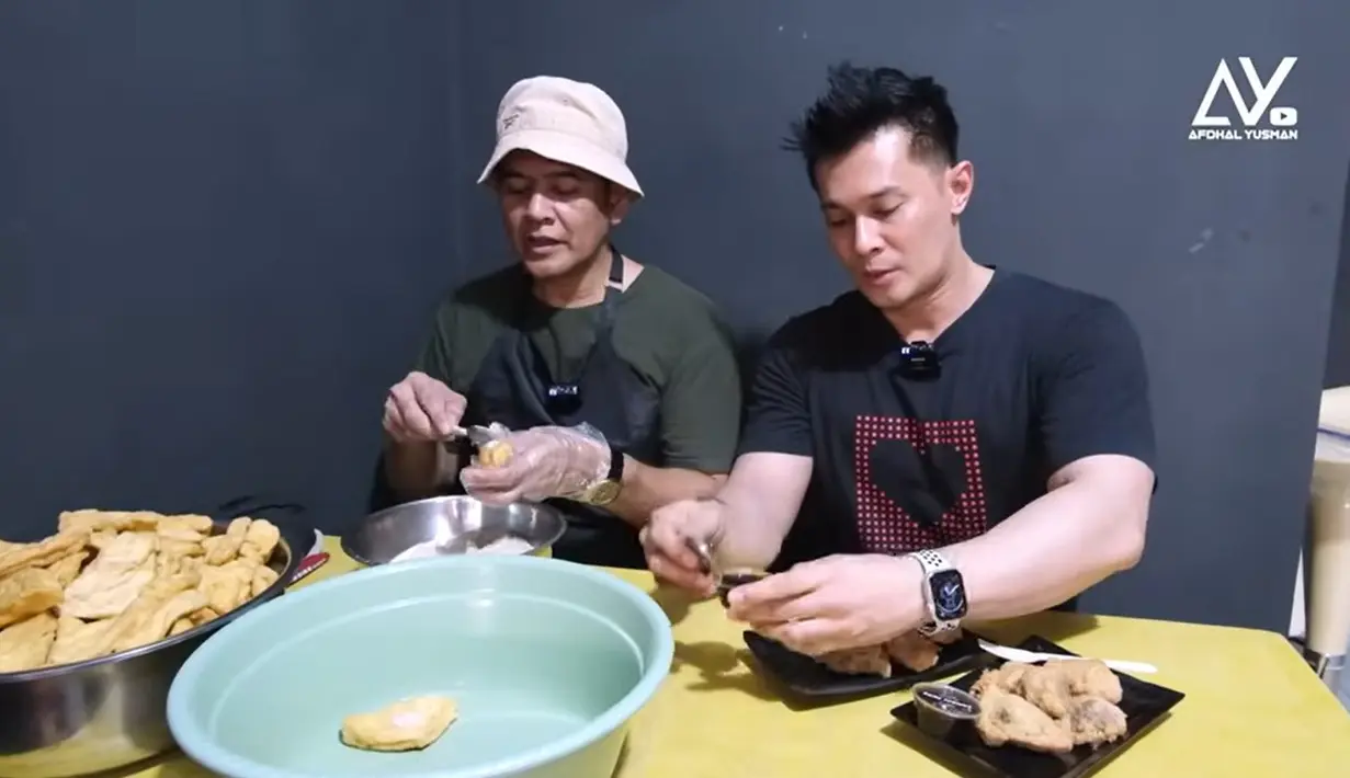 Aris mengaku awalnya menjadi pelanggan tahun bakso sekitar lima tahun. "Gue berawal dari pelanggan tahu bakso, lima tahun jadi pelanggan. Udah dianggap anak, dikasih resep sama yang punya," kata Aris. [Youtube/Afdhal Yusman]