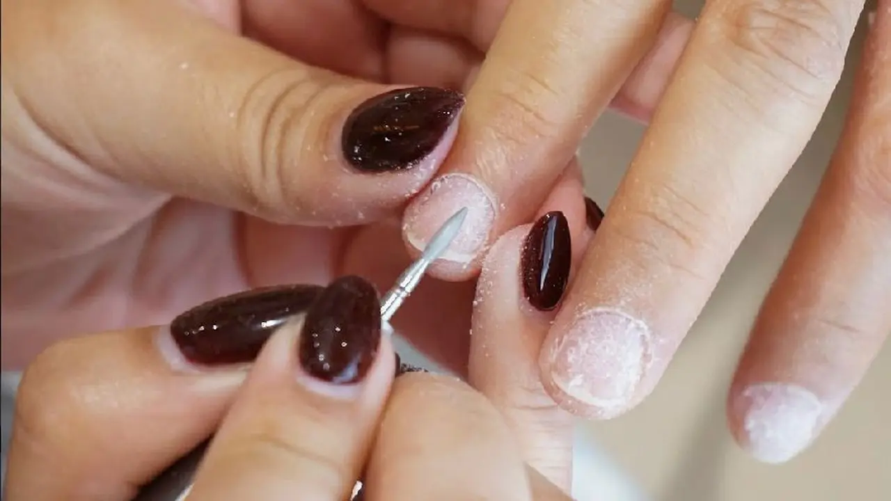 Ilustrasi seorang pelanggan sedang melakukan treatment manicure
