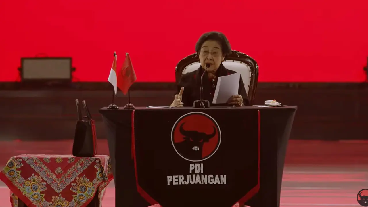 Ketua Umum PDIP Megawati Soekarnoputri menyampaikan pidato politik dalam pembukaan Rakernas ke-5 PDIP di Beach City International Stadium Ancol, Jakarta, pada Jumat (24/5/2024).