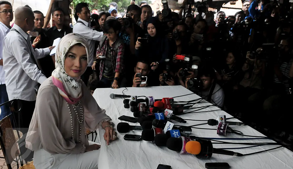 Model dan juga Anggota DPR Arzetti Bilbina berpose saat memberi keterangan pers terkait penggerebekan dirinya, Jakarta, rabu (28/10/2015). Arzetti menyangkal isu perselingkuhan dan menerangkan bahwa dirinya hanya membahas proyek CSR. (Liputan6/JohanTallo)