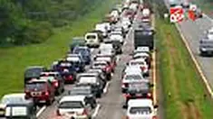 Akibat banyaknya wisatawan yang datang ke Bandung, Jawa Barat, pada musim liburan sekolah dan akhir pekan, menyebabkan antrean kendaraan gerbang Tol Pasteur, mencapai tiga kilometer. 