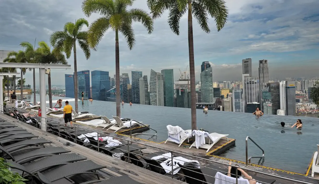 Panjang Kolam renang ini 150 meter, yang merupakan ruang menggantung terbesar di dunia dirancang oleh Arsitek Moshe Safdie, Singapura, Selasa (20/05/2014) (AFP PHOTO/Roslan Rahman)