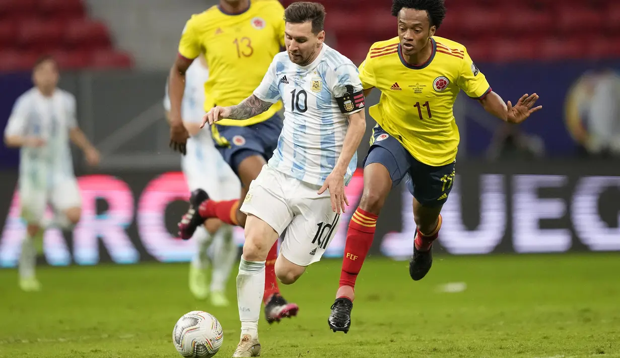 Argentina berusaha balikkan keunggulan. Tercatat dua peluang emas tercipta, salah satunya dari kaki Lionel Messi pada menit ke-81. Tembakannya ke gawang Ospina masih membentur mistar gawang. Skor satu sama bertahan hingga babak kedua usai. (Foto: AP/Andre Penner)
