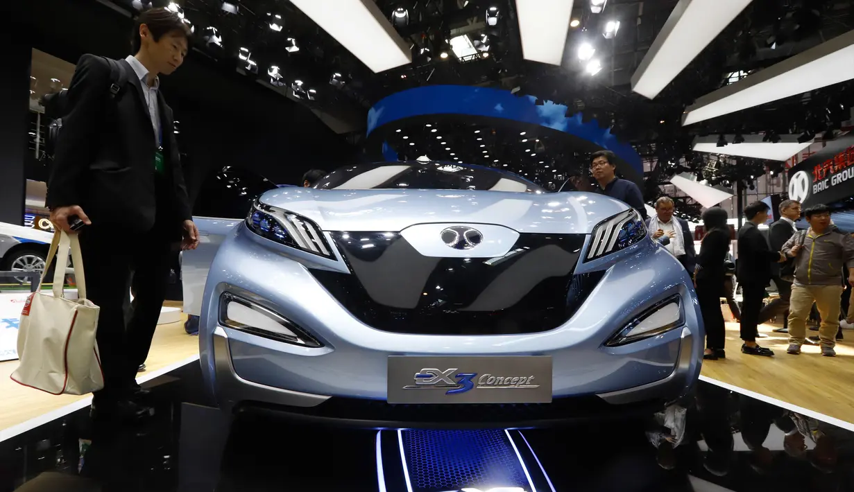 Pengunjung melihat mobil konsep listrik dari BAIC dalam acara Auto China 2018 di Beijing (25/4). Grup BAIC yang merupakan produsen mobil milik negara China akan memproduksi mobil listrik di Afrika Selatan. (AP Photo/Ng Han Guan)
