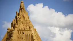 Patung pasir tertinggi di dunia, yang sedang dibangun di Blokhus, Denmark, Rabu (7//2021). Sebanyak 4,8 ton pasir digunakan untuk membangun istana pasir yang didekorasi dengan rumit yang mengingatkan pada piramida. (Claus Bjoern Larsen/Ritzau Scanpix/AFP)