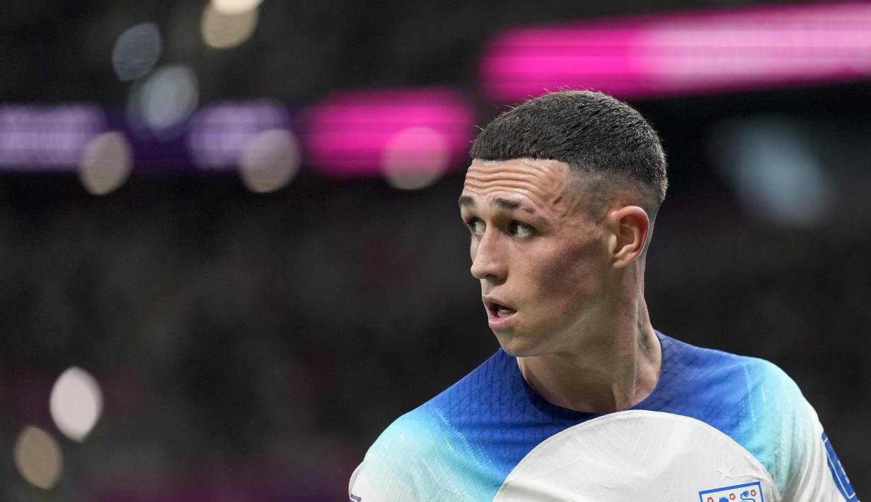 <p>Pemain Inggris, Phil Foden saat matchday ketiga Grup B Piala Dunia 2022 melawan Wales di Ahmad Bin Ali Stadium, Rabu (30/11/2022). (AP/Abbie Parr)</p>