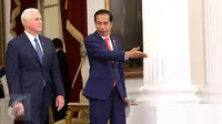 Presiden Joko Widodo (kanan) mempersilahkan Wapres AS, Mike Pence di Istana Merdeka, Jakarta, Kamis (20/4). Dalam pertemuan itu, Jokowi mengatakan Indonesia sepakat menjalin menguatkan kerja sama di bidang perdamaian dengan AS. (Liputan6.com/Angga Yuniar)