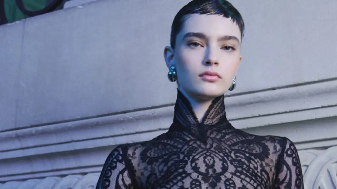 Tren Beauty Paris Haute Couture Week 2026, dari Hepburn Bangs hingga Lace Lips yang Artistik