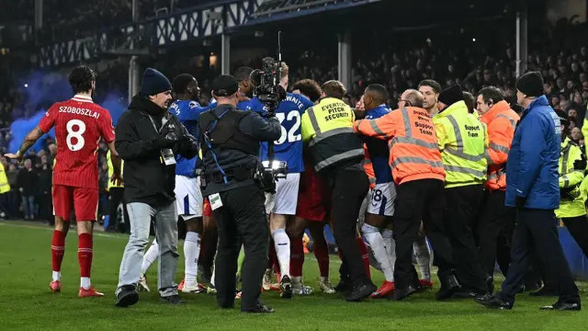 Everton Vs Liverpool Diwarnai Perkelahian Antarpemain, Van Dijk Tuduh Doucoure Sengaja Memprovokasi Suporter