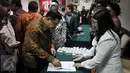 Anggota Fraksi PKB mendaftar untuk mengikuti tes narkoba di Gedung DPR, Senayan, Jakarta, Rabu (16/3). Tes urine yang bekerjasama dengan BNN itu diikuti 36 anggota dewan untuk mengantisipasi penyalahgunaan narkoba. (Liputan6.com/Johan Tallo)