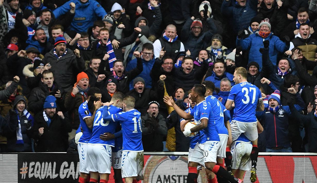 Skuat asuhan Steven Gerrard tercatat mengumpulkan 32 kemenangan dan hanya imbang enam kali saja. (Photo by ANDY BUCHANAN / AFP)