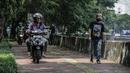 Sejumlah pengendara motor melintas di atas trotoar pejalan kaki di kawasaan Daan Mogot, Jakarta, Senin (26/4/2021). Padatnya volume kendaraan pada jam kerja di kawasan itu membuat sejumlah pengendara motor nekat menggunakan trotoar yang merupakan
hak bagi pejalan kaki. (Liputan6.com/Faizal Fanani)