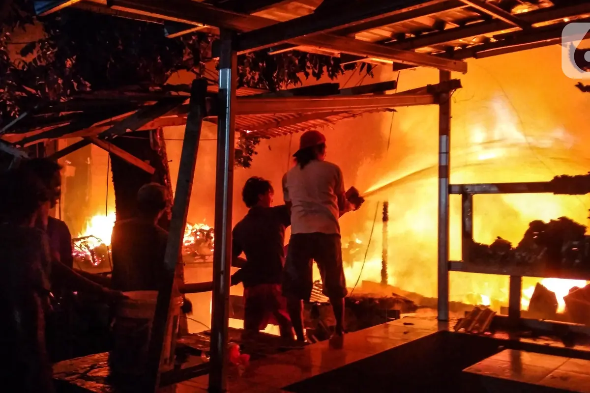 Kebakaran Hebat Hanguskan Kawasan Pasar Gembrong