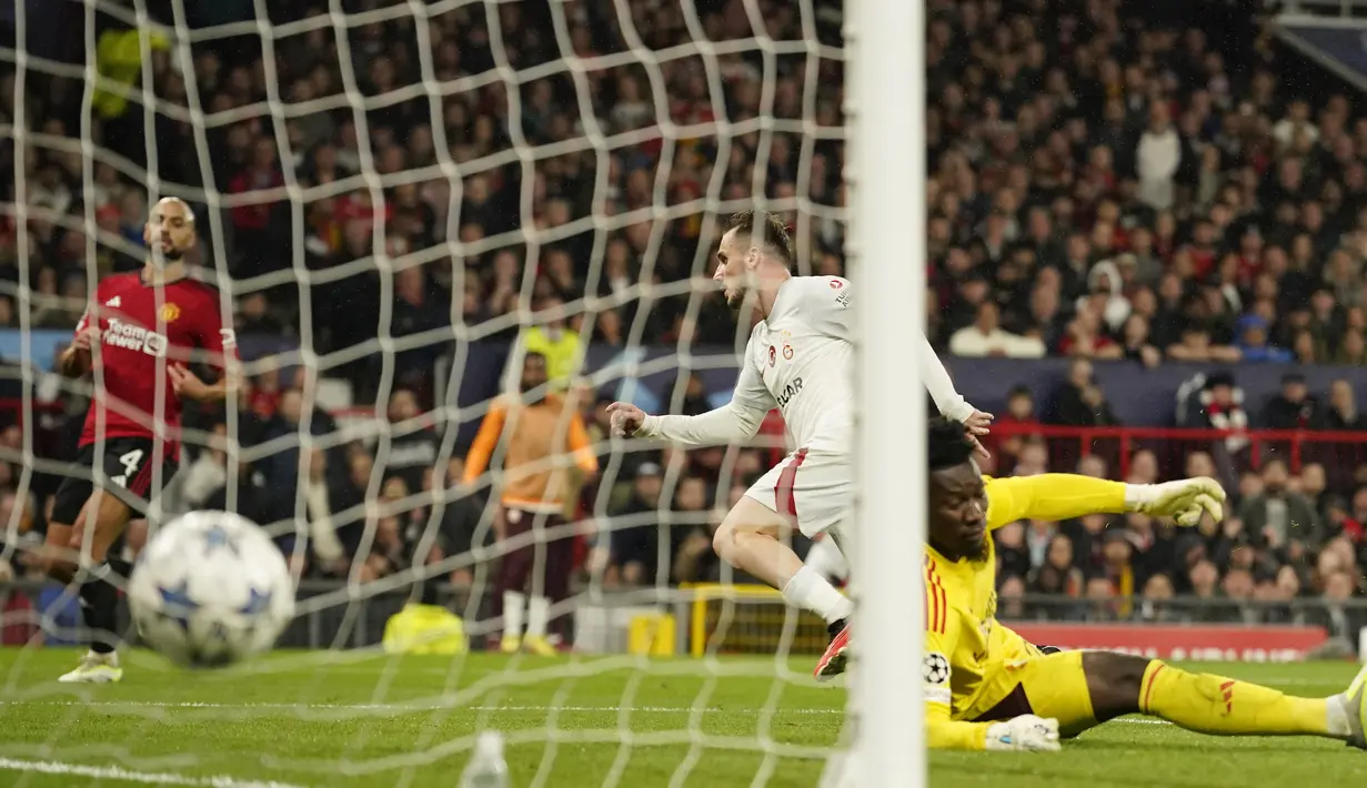 Pemain Galatasaray, Kerem Akturkoglu (tengah), berhasil menjebol gawang Manchester United yang dijaga oleh Andre Onana (kanan), dalam pertandingan lanjutan Grup A Liga Champions 2023/2024 yang berlangsung di Old Trafford, Manchester, Rabu (4/10/2023) dini hari WIB.(AP Photo/Dave Thompson)