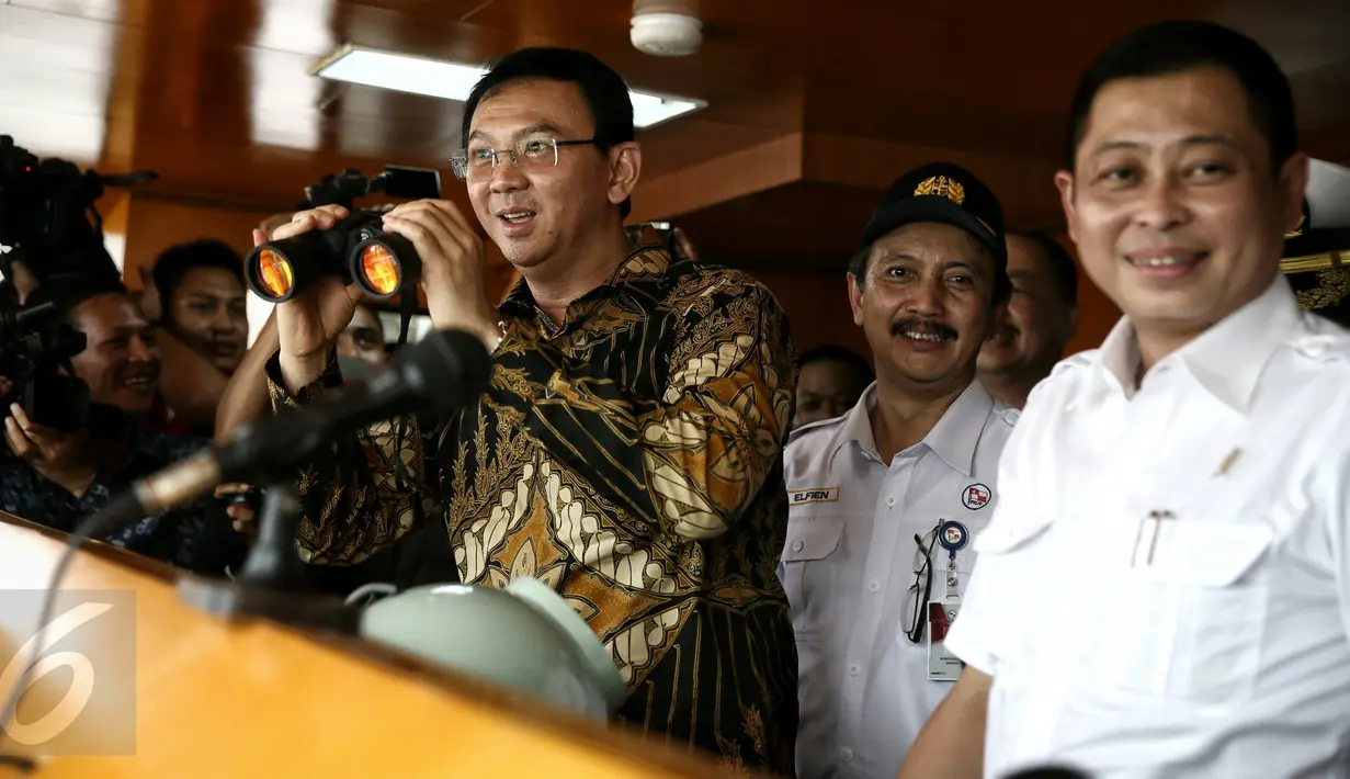 Gubernur DKI Jakarta, Basuki Tjahja Purnama (Ahok) saat berkunjung kedalam Kapal Perintis KM Sabuk Nusantara 46 bersama Menteri Perhubungan, Ignasius Jonan (kanan) Pelabuhan Sunda Kelapa, Jakarta Utara, Kamis (28/1). (Liputan6.com/Faizal Fanani)
