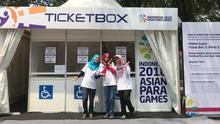 Tiga volunteer di Asian Para Games 2018, Annisa Darmawati, Zulnely Feriyani, dan Sherly Natania. (Inapgoc)