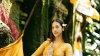 Anya Geraldine juga sempat menjalani ritual melukat mengenakan kebaya Bali kuning cerah dan kain Batik. @anyageraldine.