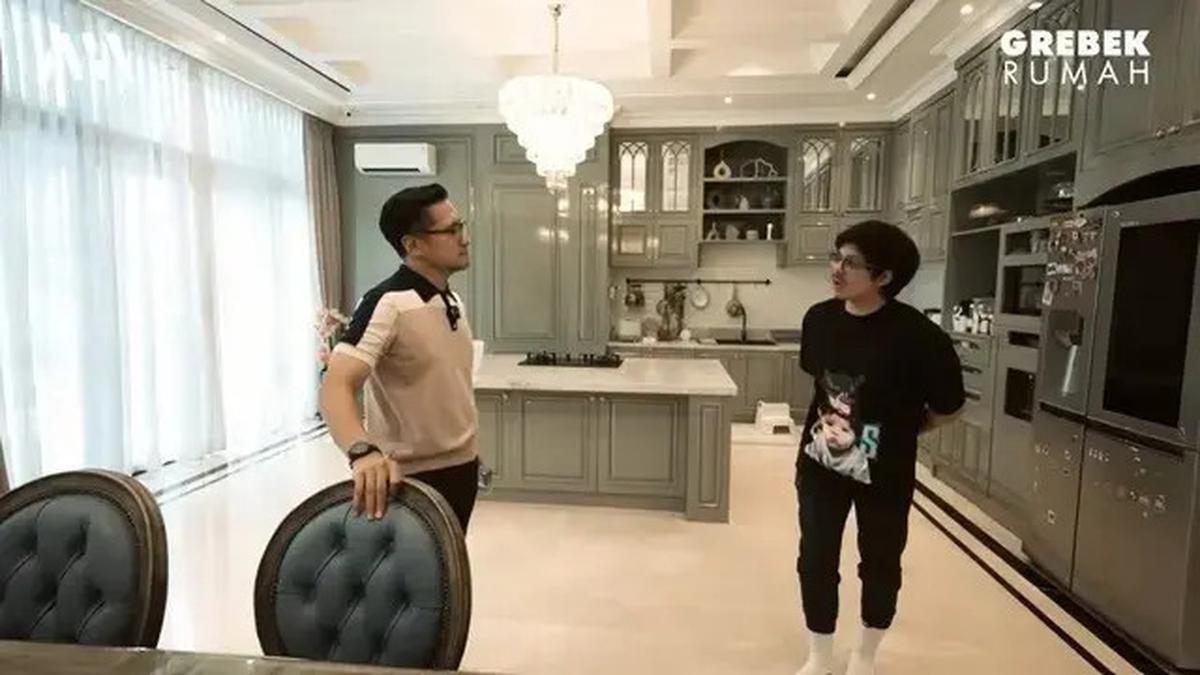 Potret Dapur Rumah Mewah Arie Untung dan Fenita, Model Desain Elegan dengan Pintu Rahasia