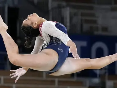Pesenam putri Amerika Serikat (AS), Sunisa Lee, sukses keluar sebagai yang terbaik di nomor semua alat atau all-around Olimpiade Tokyo 2020. Atlet termuda di tim senam AS itu tampil nyaris tanpa cela dan berhasil merengkuh keping emas di ajang tersebut. (Foto: AP/Gregory Bull)
