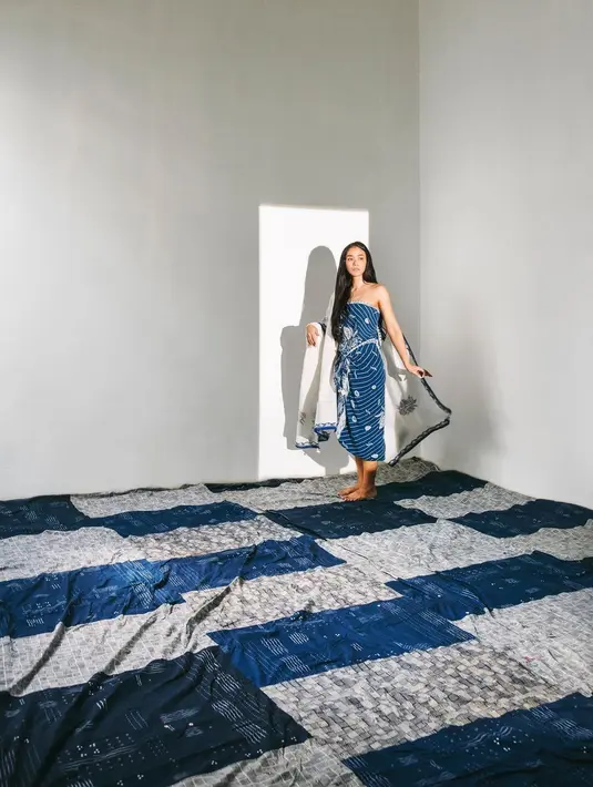 Tak selalu tampil modern, sesekali bergaya etnik dengan kain tradisional tak memudarkan sisi fashionable dirinya. (Foto: Instagram/ @Adinia Wirasti)