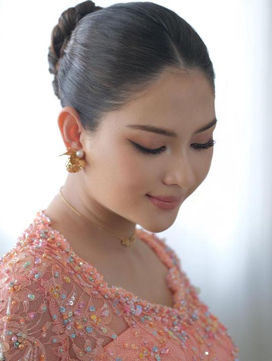 Ini adalah detail makeup Jessica Mila. Wajah sahabat Enzy Storia ini dipoles oleh MUA ternama Franky Wu. Konsep makeup natural Jessica Mila di acara Mambosuri ini semakin pancarkan pesonanya. Makeup soft galm bernuansa kecokelatan ini senada dengan kebaya yang dikenakan Mila. Tak sedikit netizen yang pangling melihat penampilan Jessica Mila ketika jalani ritual adat ini. (Liputan6.com/IG/@picaleva)