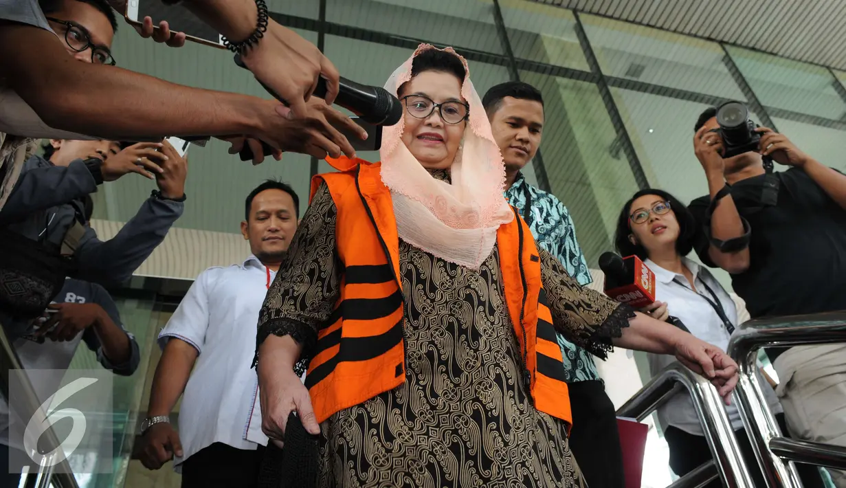 Siti Fadilah Supari dimintai keterangan awak media usai diperiksa KPK, Jakarta, Selasa (10/1). Pengadaan alat kesehatan tersebut untuk kebutuhan penanggulangan Krisis Departemen kesehatan dari dana DIPA Perubahan APBN 2007. (Liputan6.com/Helmi Afandi)