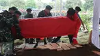 Sejumlah personel TNI menurunkan peti jenazah Zumarnis Zein, ayah artis Marini Zumarnis ke liang lahat di TPU Karet Bivak, Jakarta, Jumat (17/6). Prosesi pemakaman dilakukan secara militer, diiringi bunyi tembakan. (Liputan6.com/Herman Zakharia)