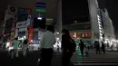Orang-orang berjalan di persimpangan Shibuya di Tokyo setelah gempa berkekuatan megnitudo 6,1 mengguncang ibu kota Tokyo dan sekitarnya di Jepang, Kamis (7/10/2021). (AFP/Jiji Press/STR)