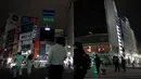 Orang-orang berjalan di persimpangan Shibuya di Tokyo setelah gempa berkekuatan megnitudo 6,1 mengguncang ibu kota Tokyo dan sekitarnya di Jepang, Kamis (7/10/2021). (AFP/Jiji Press/STR)