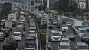 Kepadatan arus kendaraan saat melintas di Tol Dalam Kota, Jakarta, Kamis (7/6). Kepadatan arus mudik diperkirakan akan dimulai pada H-6 Lebaran atau Sabtu (9/6) besok di ruas Tol Jagorawi dan ruas Jakarta-Cikampek. (Merdeka.com/Iqbal S. Nugroho)