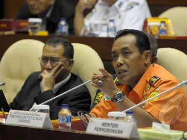 Kepala Basarnas, Bambang Soelistyo hadir dalam rapat kerja dengan Komisi V DPR terkait perkembangan SAR Pesawat AirAsia QZ8501 di Gedung DPR, Senayan, Jakarta, Selasa (20/1/2015). (Liputan6.com/Andrian M Tunay)