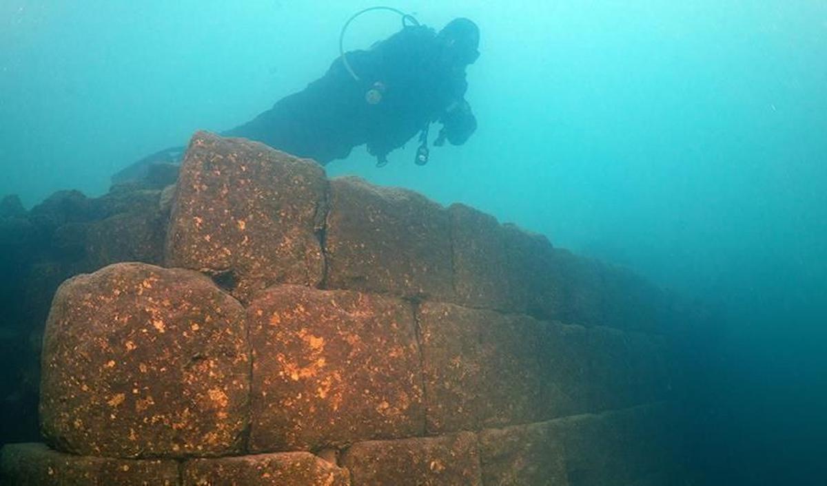 "Mereka menamakan danau ini "laut atas" dan meyakini banyak hal-hal misterius di sana. Dengan keyakinan ini, kami berusaha mengungkap rahasia-rahasia danau."